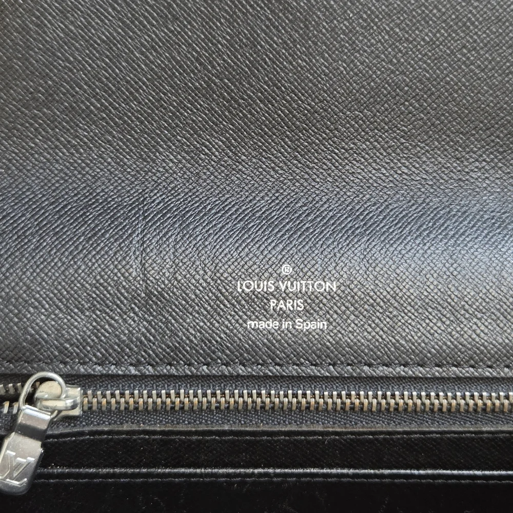 Authentic Louis Vuitton Taiga Selenga clutch